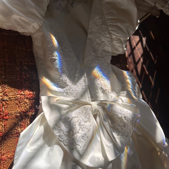 Vintage wedding dress with long train - Picture 10 of 11